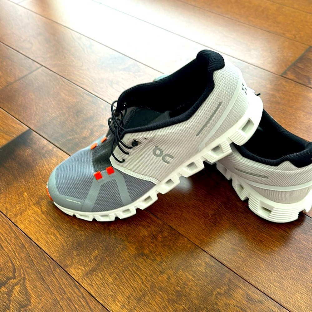 On Cloud 5. Men’s 11. White/Gray with orange accents.